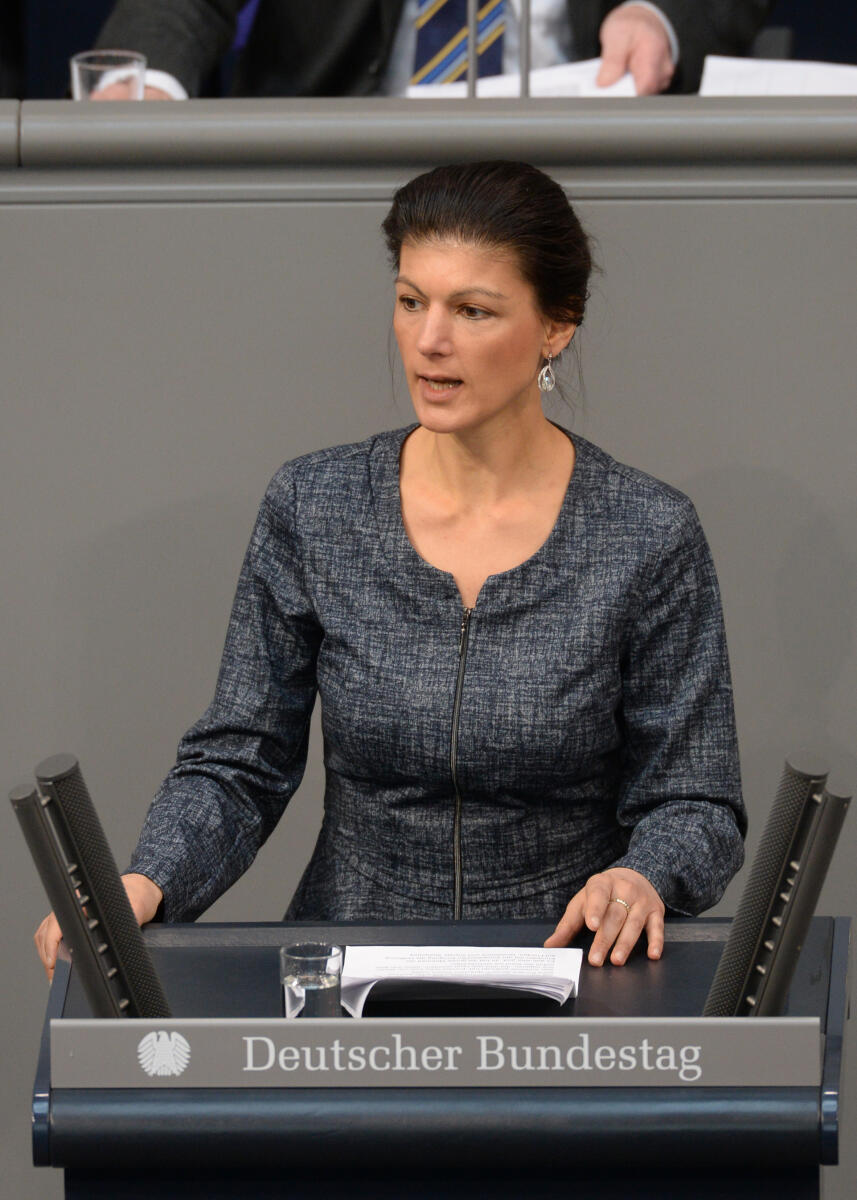 Dr. Sahra Wagenknecht, DIE LINKE, Bundestagsabgeordnete, Abgeordnete, Mitglied Deutscher Bundestag, MdB, Rede, 154. Sitzung, Top 1, Thema: Regierungserklärung zum Europäischen Rat am 18./19. Februar 2016 in Brüssel, Redner 2.; Rednerpult. Wagenknecht, Sahra Dr. Sahra Wagenknecht, DIE LINKE, Bundestagsabgeordnete, Abgeordnete, Mitglied Deutscher Bundestag, MdB, Rede, 154. Sitzung, Top 1, Thema: Regierungserklärung zum Europäischen Rat am 18./19. Februar 2016 in Brüssel, Redner 2.; Rednerpult.