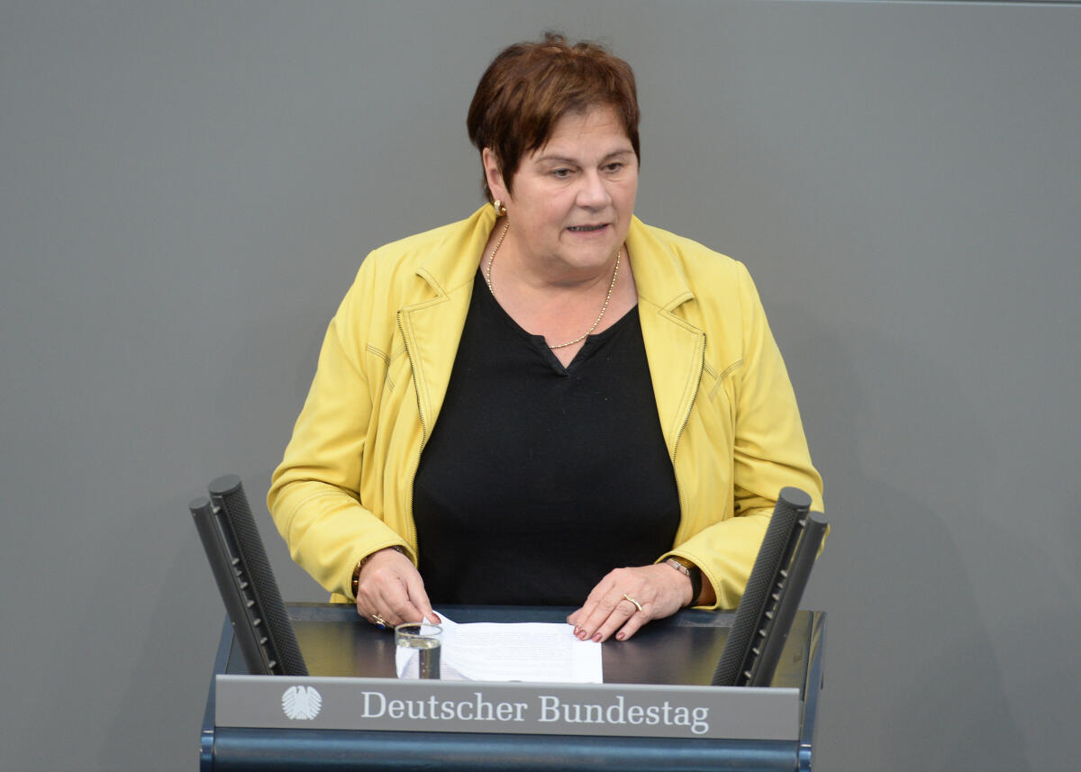 Carola Stauche, CDU/CSU, Bundestagsabgeordnete, Abgeordnete, Mitglied Deutscher Bundestag, MdB, Rede, 149. Sitzung, Top 5, Thema: Reform der Deutschen Lebensmittelbuch-Kommission.; Rednerpult. Stauche, Carola Carola Stauche, CDU/CSU, Bundestagsabgeordnete, Abgeordnete, Mitglied Deutscher Bundestag, MdB, Rede, 149. Sitzung, Top 5, Thema: Reform der Deutschen Lebensmittelbuch-Kommission.; Rednerpult.