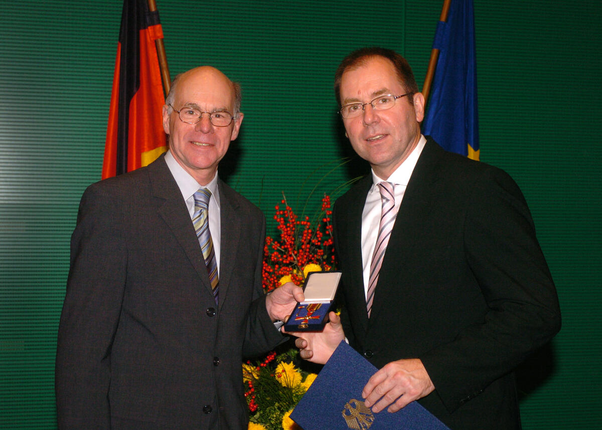 Kolb, Heinrich Leonhard; Lammert, Norbert Bundestagspräsident Dr. Norbert Lammert, CDU/CSU, (links), überreicht dem Abgeordneten Dr. Heinrich Leonhard Kolb, FDP , das Verdienstkreuz am Bande.; Orden, Verleihung, MdB, Bundestagsabgeordneter