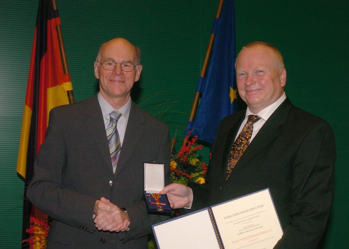 Müller, Christian Bundestagspräsident Dr. Norbert Lammert, CDU/CSU, (links), überreicht dem ehemaligen Abgeordneten Christian Müller, SPD, das Verdienstkreuz am Bande.; Orden, Verleihung, MdB, Bundestagsabgeordneter