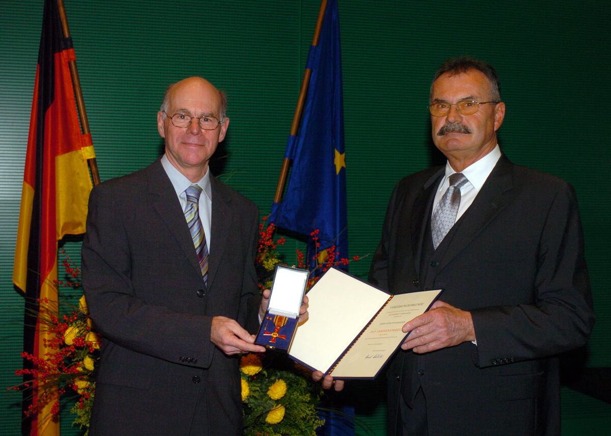 Pfannenstein, Georg; Lammert, Norbert Bundestagspräsident Dr. Norbert Lammert, CDU/CSU, (links), überreicht dem ehemaligen Abgeordneten Georg Pfannenstein, SPD, das Verdienstkreuz am Bande.; Orden, Verleihung, MdB, Bundestagsabgeordneter