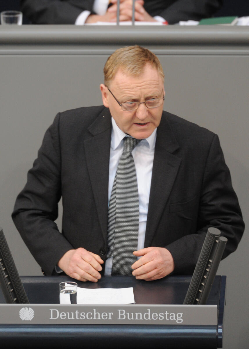 Jörg Hellmuth, CDU/CSU, Bundestagsabgeordneter, Abgeordneter, Mitglied Deutscher Bundestag, MdB, Rede, 155. Sitzung, ZP 2, Thema: Rechtsextremismus, Redner 11.; Rednerpult. Hellmuth, Jörg Jörg Hellmuth, CDU/CSU, Bundestagsabgeordneter, Abgeordneter, Mitglied Deutscher Bundestag, MdB, Rede, 155. Sitzung, ZP 2, Thema: Rechtsextremismus, Redner 11.; Rednerpult.