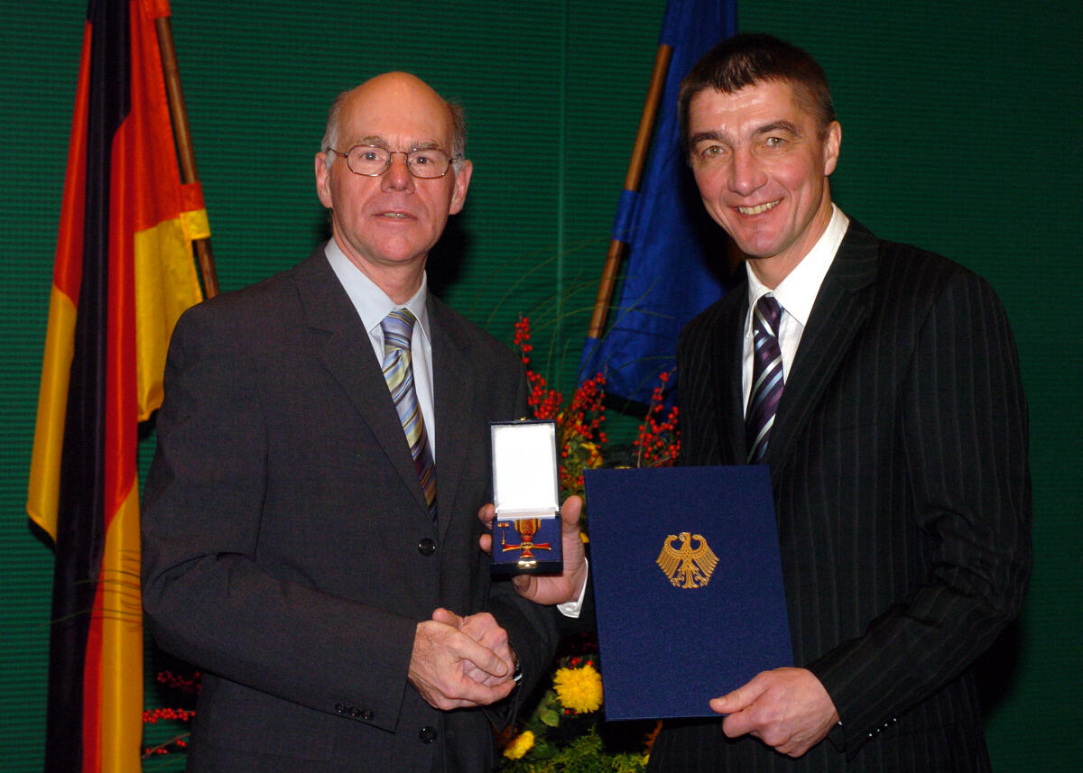 Bundestagspräsident Dr. Norbert Lammert, CDU/CSU, (links), überreicht dem Abgeordneten Dr. Andreas Schockenhoff, CDU/CSU, das Verdienstkreuz am Bande.; Orden, Verleihung, MdB, Bundestagsabgeordneter Schockenhoff, Andreas; Lammert, Norbert Bundestagspräsident Dr. Norbert Lammert, CDU/CSU, (links), überreicht dem Abgeordneten Dr. Andreas Schockenhoff, CDU/CSU, das Verdienstkreuz am Bande.; Orden, Verleihung, MdB, Bundestagsabgeordneter