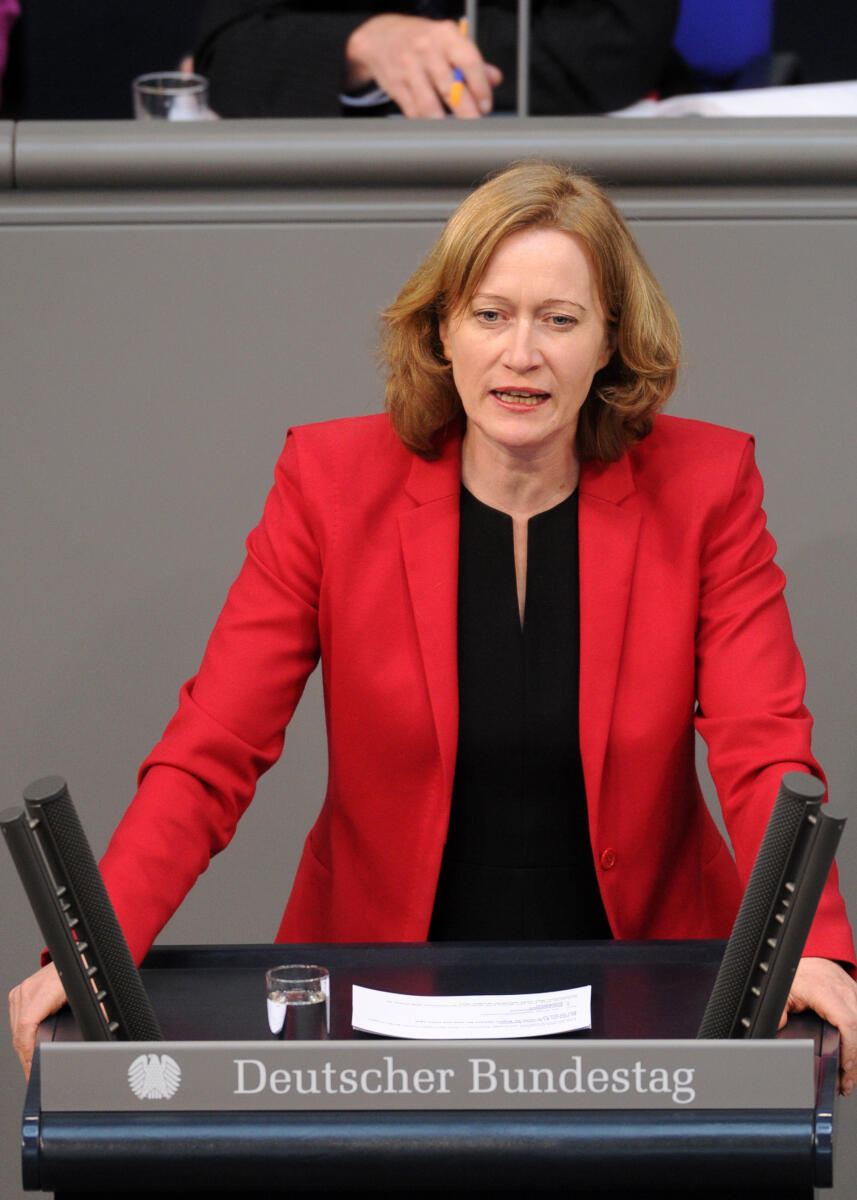 Kerstin Andreae, Bündnis 90/Die Grünen, Bundestagsabgeordnete, Abgeordnete, Mitglied Deutscher Bundestag, MdB, Rede, 167. Sitzung, Top 3, Thema: Stahlindustrie in Deutschland und Europa, Redner 4.; Rednerpult. Andreae, Kerstin Kerstin Andreae, Bündnis 90/Die Grünen, Bundestagsabgeordnete, Abgeordnete, Mitglied Deutscher Bundestag, MdB, Rede, 167. Sitzung, Top 3, Thema: Stahlindustrie in Deutschland und Europa, Redner 4.; Rednerpult.