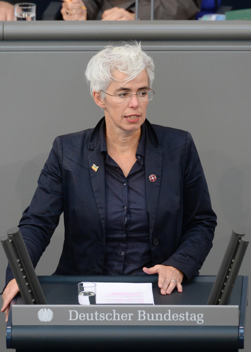 Ulle Schauws, Bündnis 90/Die Grünen, Bundestagsabgeordnete, Abgeordnete, Mitglied Deutscher Bundestag, MdB, Rede, 186. Sitzung, Epl 04, Thema: Haushaltsgesetz 2017 - Bundeskanzlerin und Bundeskanzleramt, Redner 13.; Rednerpult. Schauws, Ulle Ulle Schauws, Bündnis 90/Die Grünen, Bundestagsabgeordnete, Abgeordnete, Mitglied Deutscher Bundestag, MdB, Rede, 186. Sitzung, Epl 04, Thema: Haushaltsgesetz 2017 - Bundeskanzlerin und Bundeskanzleramt, Redner 13.; Rednerpult.