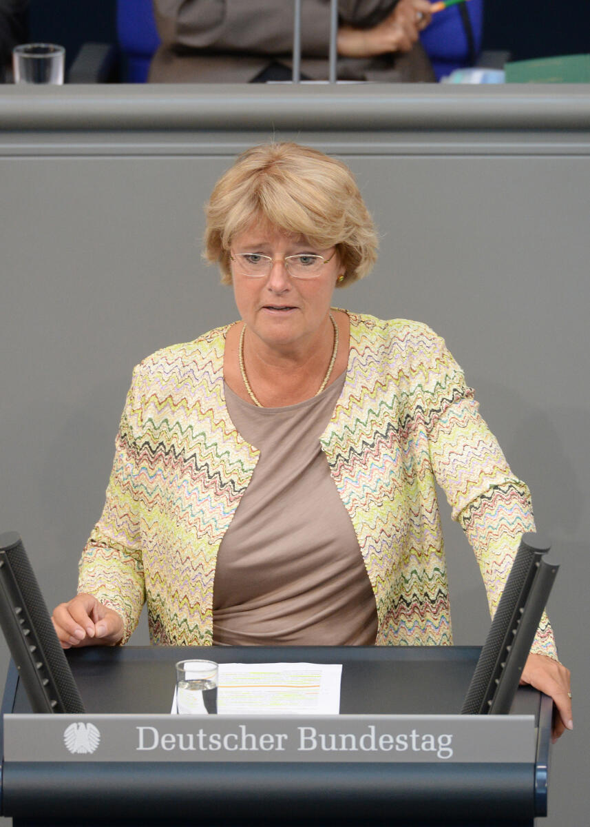 Prof. Monika Grütters, CDU/CSU, Bundestagsabgeordnete, Abgeordnete, Mitglied Deutscher Bundestag, MdB, Rede, 186. Sitzung, Epl 04, Thema: Haushaltsgesetz 2017 - Bundeskanzlerin und Bundeskanzleramt, Redner 10.; Rednerpult. Grütters, Monika Prof. Monika Grütters, CDU/CSU, Bundestagsabgeordnete, Abgeordnete, Mitglied Deutscher Bundestag, MdB, Rede, 186. Sitzung, Epl 04, Thema: Haushaltsgesetz 2017 - Bundeskanzlerin und Bundeskanzleramt, Redner 10.; Rednerpult.