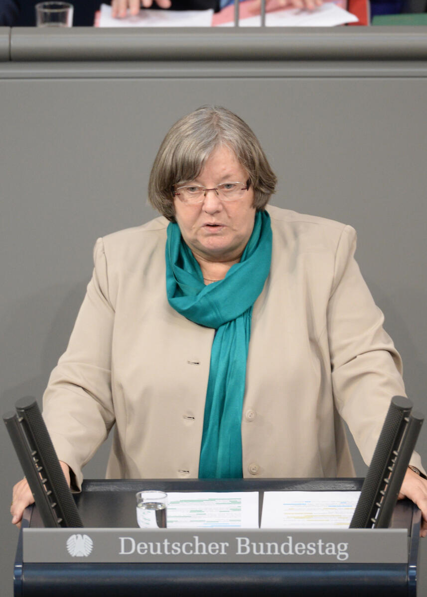 Dr. Rosemarie Hein, DIE LINKE, Bundestagsabgeordnete, Abgeordnete, Mitglied Deutscher Bundestag, MdB, Rede, 149. Sitzung, Top 4, Thema: Berufliche Aufstiegsfortbildung, Redner 2.; Rednerpult. Hein, Rosemarie Dr. Rosemarie Hein, DIE LINKE, Bundestagsabgeordnete, Abgeordnete, Mitglied Deutscher Bundestag, MdB, Rede, 149. Sitzung, Top 4, Thema: Berufliche Aufstiegsfortbildung, Redner 2.; Rednerpult.