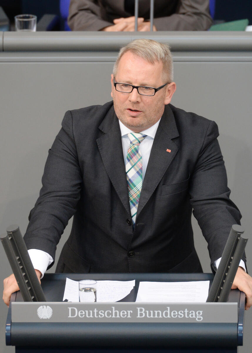 Kahrs, Johannes Johannes Kahrs, SPD, Bundestagsabgeordneter, Abgeordneter, Mitglied Deutscher Bundestag, MdB, Rede, 186. Sitzung, Epl 04, Thema: Haushaltsgesetz 2017 - Bundeskanzlerin und Bundeskanzleramt, Redner 6.; Rednerpult.