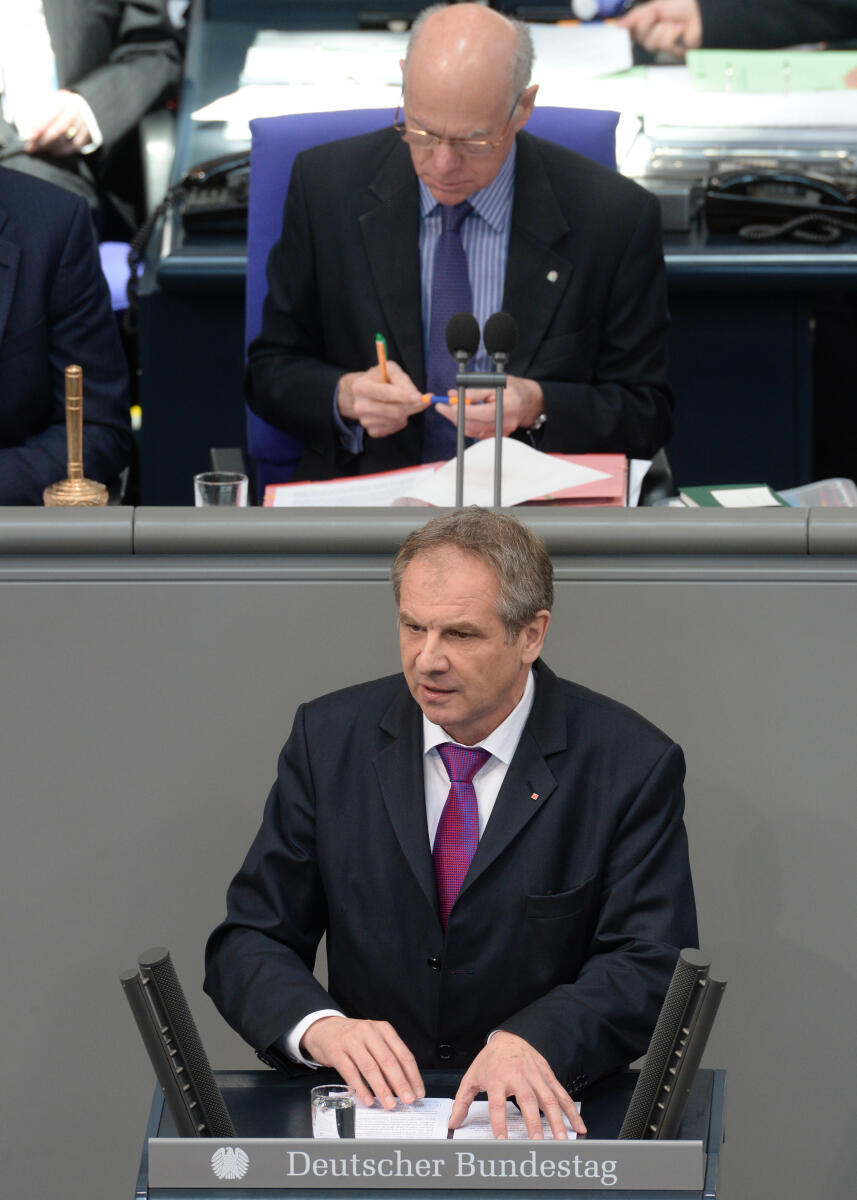Reinhold Gall, LMin., SPD, Rede, 158. Sitzung, Top 3, Thema: Einführung beschleunigter Asylverfahren, Vorsitz: Bundestagspräsident Prof. Dr. Norbert Lammert, CDU/CSU.; Rednerpult. Gall, Reinhold; Lammert, Norbert Reinhold Gall, LMin., SPD, Rede, 158. Sitzung, Top 3, Thema: Einführung beschleunigter Asylverfahren, Vorsitz: Bundestagspräsident Prof. Dr. Norbert Lammert, CDU/CSU.; Rednerpult.
