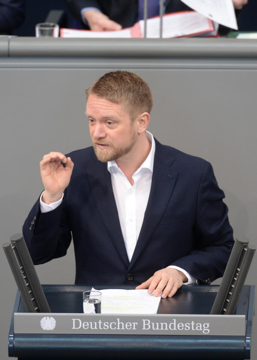 Jan Korte, DIE LINKE, Bundestagsabgeordneter, Abgeordneter, Mitglied Deutscher Bundestag, MdB, Rede, 158. Sitzung, Top 3, Thema: Einführung beschleunigter Asylverfahren, Redner 2.; Rednerpult. Korte, Jan Jan Korte, DIE LINKE, Bundestagsabgeordneter, Abgeordneter, Mitglied Deutscher Bundestag, MdB, Rede, 158. Sitzung, Top 3, Thema: Einführung beschleunigter Asylverfahren, Redner 2.; Rednerpult.