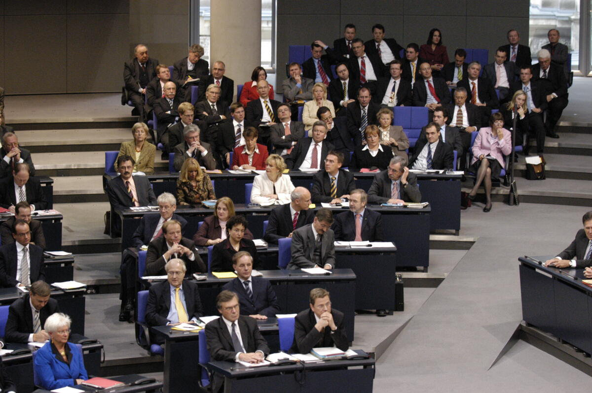 4. Plenarsitzung des Deutschen Bundestages; Übersicht FDP-Fraktion, Bundestagsfraktion, Übersicht Plenarsaal, Deutscher Bundestag, Regierungserklärung und anschliessende Generalaussprache, Plenum, Abgeordnete, MdB 4. Plenarsitzung des Deutschen Bundestages; Übersicht FDP-Fraktion, Bundestagsfraktion, Übersicht Plenarsaal, Deutscher Bundestag, Regierungserklärung und anschliessende Generalaussprache, Plenum, Abgeordnete, MdB