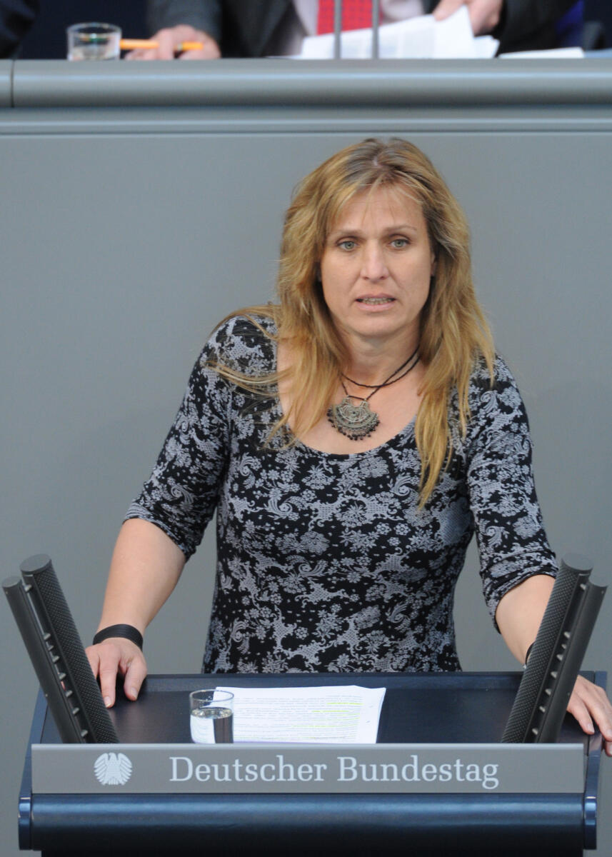 Katja Keul, Bündnis 90/Die Grünen, Bundestagsabgeordnete, Abgeordnete, Mitglied Deutscher Bundestag, MdB, Rede, 170. Sitzung, Top 4, Thema: Bekämpfung von Fluchtursachen, Redner 6.; Rednerpult. Keul, Katja Katja Keul, Bündnis 90/Die Grünen, Bundestagsabgeordnete, Abgeordnete, Mitglied Deutscher Bundestag, MdB, Rede, 170. Sitzung, Top 4, Thema: Bekämpfung von Fluchtursachen, Redner 6.; Rednerpult.