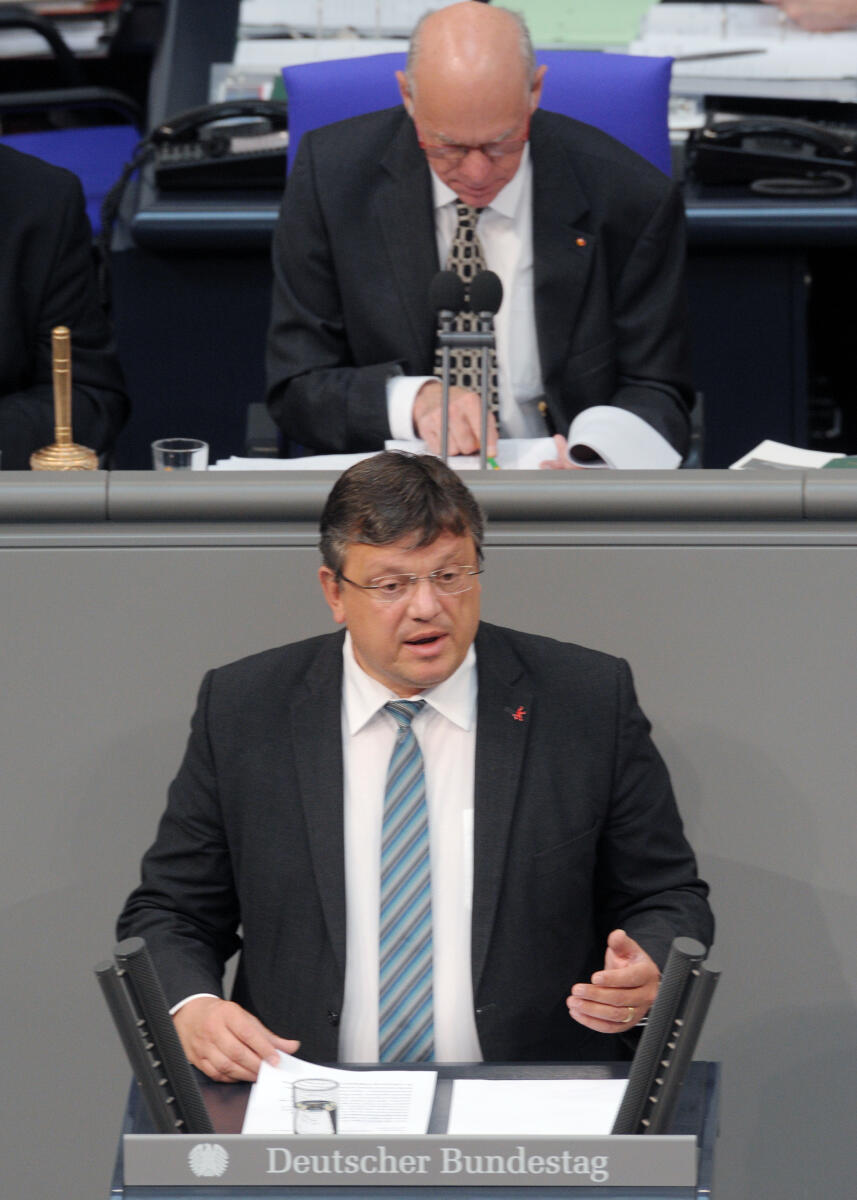 Andreas Rimkus, SPD, Bundestagsabgeordneter, Abgeordneter, Mitglied Deutscher Bundestag, MdB, Rede, 164. Sitzung, Top 3, Thema: Änderung des Luftverkehrsgesetzes, Vorsitz: Bundestagspräsident Prof. Dr. Norbert Lammert, CDU/CSU.; Rednerpult. Rimkus, Andreas; Lammert, Norbert Andreas Rimkus, SPD, Bundestagsabgeordneter, Abgeordneter, Mitglied Deutscher Bundestag, MdB, Rede, 164. Sitzung, Top 3, Thema: Änderung des Luftverkehrsgesetzes, Vorsitz: Bundestagspräsident Prof. Dr. Norbert Lammert, CDU/CSU.; Rednerpult.