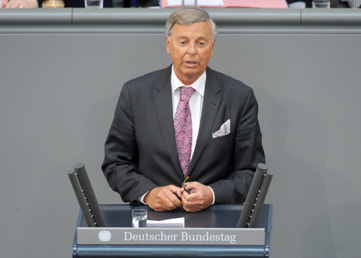 Wolfgang Bosbach, CDU/CSU, Bundestagsabgeordneter, Abgeordneter, Mitglied Deutscher Bundestag, MdB, Rede, 176. Sitzung, Top 3, Thema: Informationsaustausch bei Terrorismusbekämpfung.; Rednerpult. Bosbach, Wolfgang Wolfgang Bosbach, CDU/CSU, Bundestagsabgeordneter, Abgeordneter, Mitglied Deutscher Bundestag, MdB, Rede, 176. Sitzung, Top 3, Thema: Informationsaustausch bei Terrorismusbekämpfung.; Rednerpult.