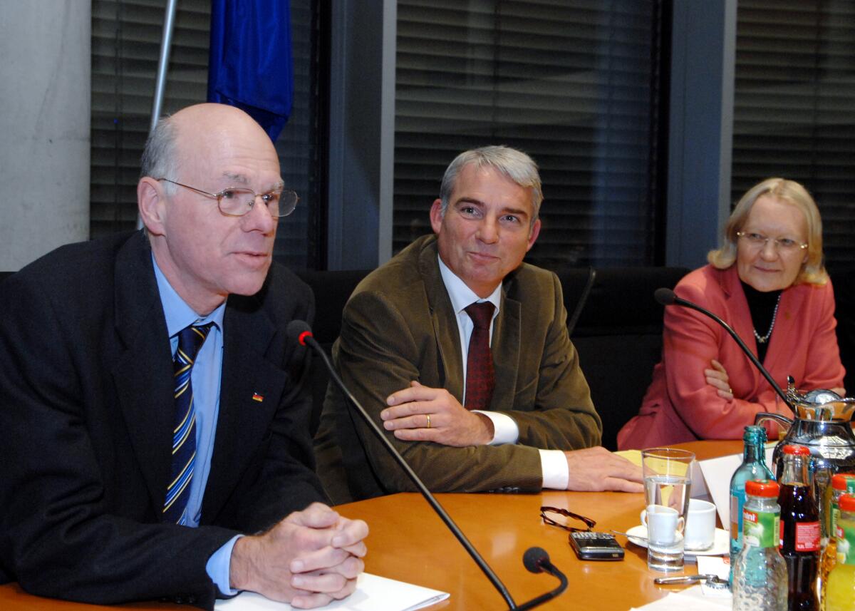 Bundestagspräsident Prof. Dr. Norbert Lammert, CDU/CSU, (li), zu Gast im Ausschuss für Wahlprüfung, Immunität und Geschäftsordnung, an dem Generalbundesanwälte teilnehmen. Thomas Strobl, CDU/CSU, (mitte), Ausschussvorsitzender leitet die Sitzung. Rechts die Generalbundesanwältin beim Bundesgerichtshof, Monika Harms. Lammert, Norbert; Harms, Monika; Strobl, Thomas Bundestagspräsident Prof. Dr. Norbert Lammert, CDU/CSU, (li), zu Gast im Ausschuss für Wahlprüfung, Immunität und Geschäftsordnung, an dem Generalbundesanwälte teilnehmen. Thomas Strobl, CDU/CSU, (mitte), Ausschussvorsitzender leitet die Sitzung. Rechts die Generalbundesanwältin beim Bundesgerichtshof, Monika Harms.