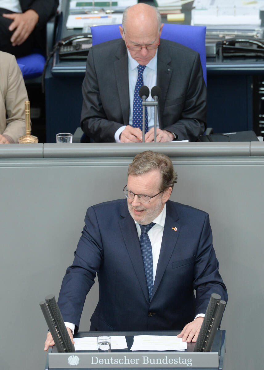 Bernhard Kaster, CDU/CSU, Bundestagsabgeordneter, Abgeordneter, Mitglied Deutscher Bundestag, MdB, Rede, 178. Sitzung, Top 4, Thema: Vereinbarte Debatte zum 75. Jahrestag des Überfalls auf die Sowjetunion, Vorsitz: Bundestagspräsident Prof. Dr. Norbert Lammert, CDU/CSU.; Rednerpult. Kaster, Bernhard; Lammert, Norbert Bernhard Kaster, CDU/CSU, Bundestagsabgeordneter, Abgeordneter, Mitglied Deutscher Bundestag, MdB, Rede, 178. Sitzung, Top 4, Thema: Vereinbarte Debatte zum 75. Jahrestag des Überfalls auf die Sowjetunion, Vorsitz: Bundestagspräsident Prof. Dr. Norbert Lammert, CDU/CSU.; Rednerpult.