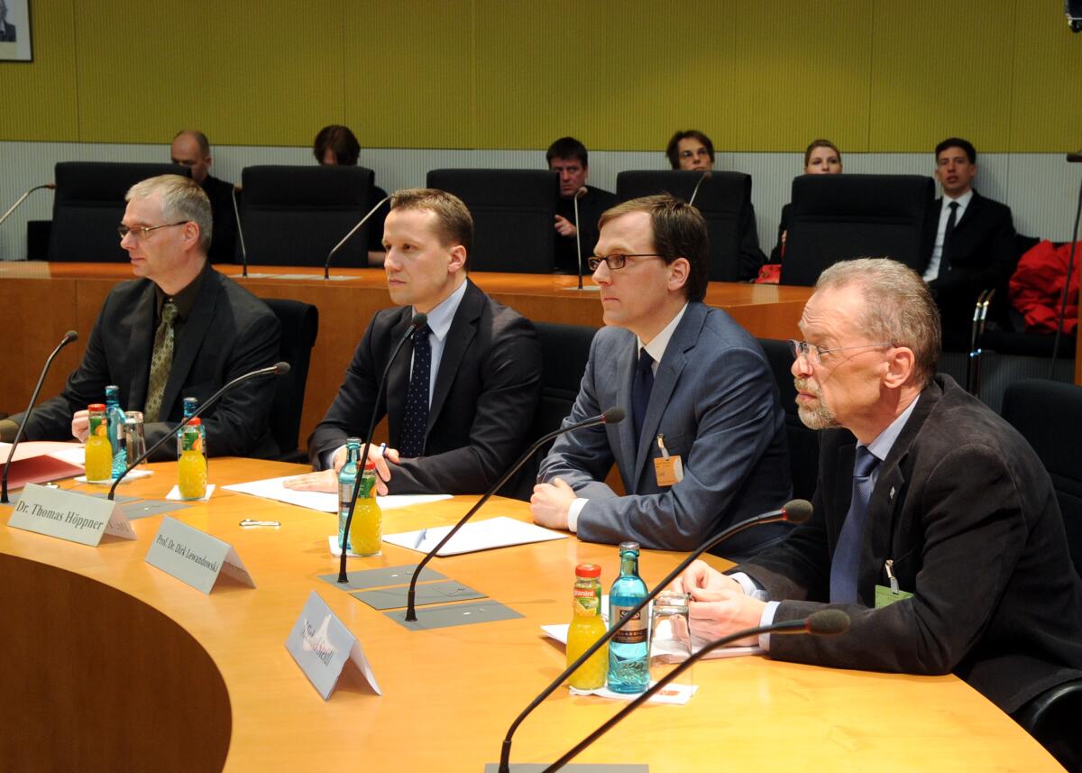 Der Unterausschuss des Deutschen Bundestages für Neue Medien hat unter der Leitung seines Vorsitzenden Sebastian Blumenthal, FDP, und mit Beteiligung von Sachverständigen (hier im Bild) eine Öffentliche Anhörung zum Thema "technische Fragen eines Leistungsschutzrechts für Presseverlage". Der Unterausschuss des Deutschen Bundestages für Neue Medien hat unter der Leitung seines Vorsitzenden Sebastian Blumenthal, FDP, und mit Beteiligung von Sachverständigen (hier im Bild) eine Öffentliche Anhörung zum Thema "technische Fragen eines Leistungsschutzrechts für Presseverlage".