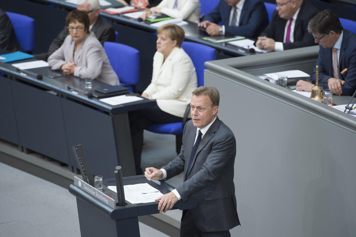Thomas Oppermann, SPD, Fraktionsvorsitzender, hält eine Rede während der Sondersitzung des Deutschen Bundestages zum Ausgang des Referendums über den Verbleib des Vereinigten Königreichs in der EU. Links ist die Regierungsbank mit Brigitte Zypries, SPD, parlamentarische Staatssekretärin im Bundesministerium für Wirtschaft und Energie, (2.v.r.), und Dr. Angela Merkel, CDU/CSU, Bundeskanzlerin, (1.v.r.), zu sehen.; Brexit Oppermann, Thomas; Zypries, Brigitte; Merkel, Angela Thomas Oppermann, SPD, Fraktionsvorsitzender, hält eine Rede während der Sondersitzung des Deutschen Bundestages zum Ausgang des Referendums über den Verbleib des Vereinigten Königreichs in der EU. Links ist die Regierungsbank mit Brigitte Zypries, SPD, parlamentarische Staatssekretärin im Bundesministerium für Wirtschaft und Energie, (2.v.r.), und Dr. Angela Merkel, CDU/CSU, Bundeskanzlerin, (1.v.r.), zu sehen.; Brexit