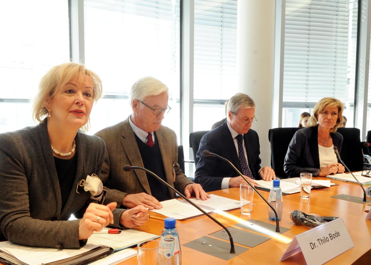 Jürgen Fitschen, (2.v.re), Ko-Vorsitzender des Vorstandes der Deutschen Bank AG, und Thilo Bode, (2,v,li), Geschäftsführer Foodwatch, sind zu Gast im Ausschuss des Deutschen Bundestages für wirtschaftliche Zusammenarbeit und Entwicklung. Die Sitzung wird von der Vorsitzenden Dagmar G. Wöhrl, (re), CDU/CSU, geleitet. Links im Bild die Parlamentarische Staatssekretärin Gudrun Kopp, FDP.; Übersicht. Fitschen, Jürgen; Bode, Thilo; Kopp, Gudrun; Wöhrl, Dagmar G. Jürgen Fitschen, (2.v.re), Ko-Vorsitzender des Vorstandes der Deutschen Bank AG, und Thilo Bode, (2,v,li), Geschäftsführer Foodwatch, sind zu Gast im Ausschuss des Deutschen Bundestages für wirtschaftliche Zusammenarbeit und Entwicklung. Die Sitzung wird von der Vorsitzenden Dagmar G. Wöhrl, (re), CDU/CSU, geleitet. Links im Bild die Parlamentarische Staatssekretärin Gudrun Kopp, FDP.; Übersicht.