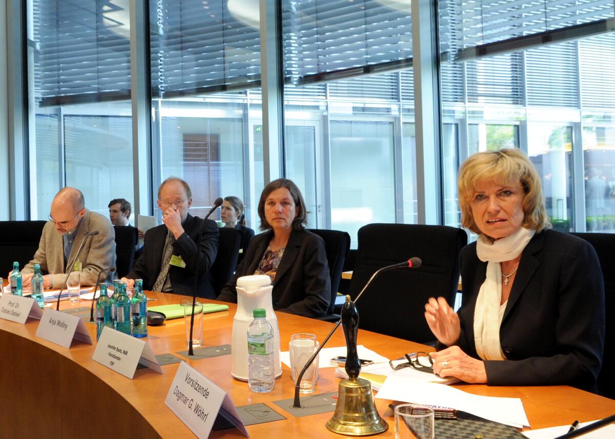 Dagmar G. Wöhrl, (re), CDU/CSU, Vorsitzende des Ausschusses des Deutschen Bundestages für wirtschaftliche Zusammenarbeit und Entwicklung, leitet mit Beteiligung von Sachverständigen eine Öffentliche Anhörung zum Thema "EZ mit fragilen Staaten".; Übersicht. Wöhrl, Dagmar G. Dagmar G. Wöhrl, (re), CDU/CSU, Vorsitzende des Ausschusses des Deutschen Bundestages für wirtschaftliche Zusammenarbeit und Entwicklung, leitet mit Beteiligung von Sachverständigen eine Öffentliche Anhörung zum Thema "EZ mit fragilen Staaten".; Übersicht.