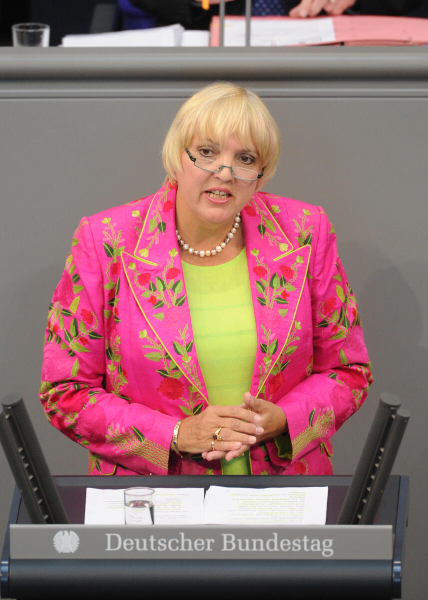Claudia Roth, Bündnis 90/Die Grünen, Bundestagsabgeordnete, Abgeordnete, Mitglied Deutscher Bundestag, MdB, Rede, 193. Sitzung, TOP 3, Thema: Auswärtige Kultur- und Bildungspolitik, Redner 4.; Rednerpult. Roth, Claudia Claudia Roth, Bündnis 90/Die Grünen, Bundestagsabgeordnete, Abgeordnete, Mitglied Deutscher Bundestag, MdB, Rede, 193. Sitzung, TOP 3, Thema: Auswärtige Kultur- und Bildungspolitik, Redner 4.; Rednerpult.