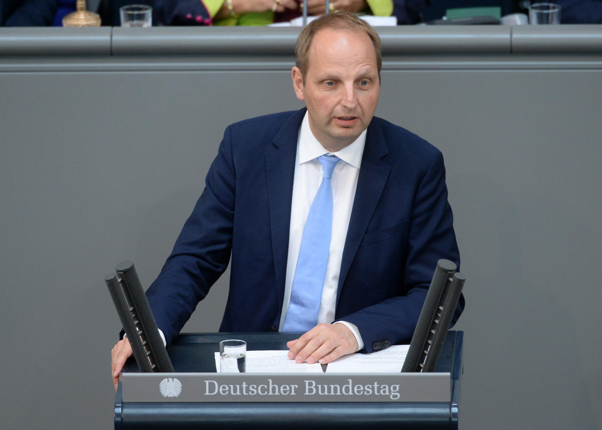 Thomas Heilmann, LMin., Senator Berlin, Rede Deutscher Bundestag, 183. Sitzung, Top 5, Thema: Schutz der sexuellen Selbstbestimmung.; Rednerpult. Heilmann, Thomas Thomas Heilmann, LMin., Senator Berlin, Rede Deutscher Bundestag, 183. Sitzung, Top 5, Thema: Schutz der sexuellen Selbstbestimmung.; Rednerpult.