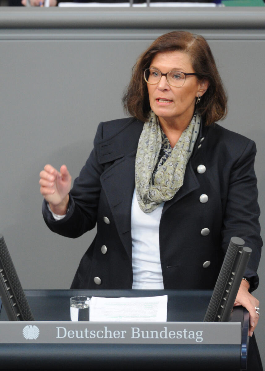 Antje Tillmann, CDU/CSU, Bundestagsabgeordnete, Abgeordnete, Mitglied Deutscher Bundestag, MdB, Rede, 202. Sitzung, Epl 04, Thema: Haushaltsgesetz 2017 - Bundeskanzlerin und Bundeskanzleramt, Redner 09.; Rednerpult. Tillmann, Antje Antje Tillmann, CDU/CSU, Bundestagsabgeordnete, Abgeordnete, Mitglied Deutscher Bundestag, MdB, Rede, 202. Sitzung, Epl 04, Thema: Haushaltsgesetz 2017 - Bundeskanzlerin und Bundeskanzleramt, Redner 09.; Rednerpult.