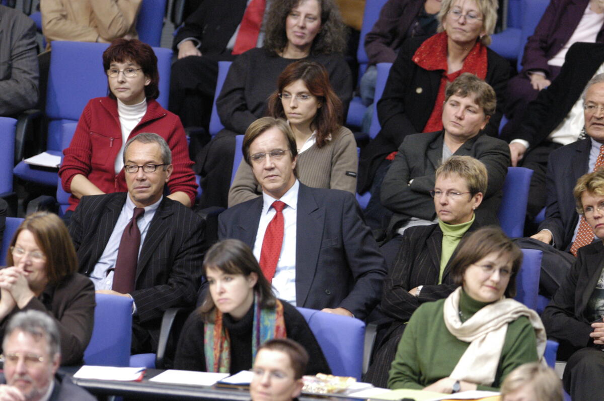  4. Plenarsitzung des Deutschen Bundestages; Blick auf die Mitglieder der Die Linke-Fraktion.; Abgeordnete, MdB, Aussprache, Deutscher Bundestag