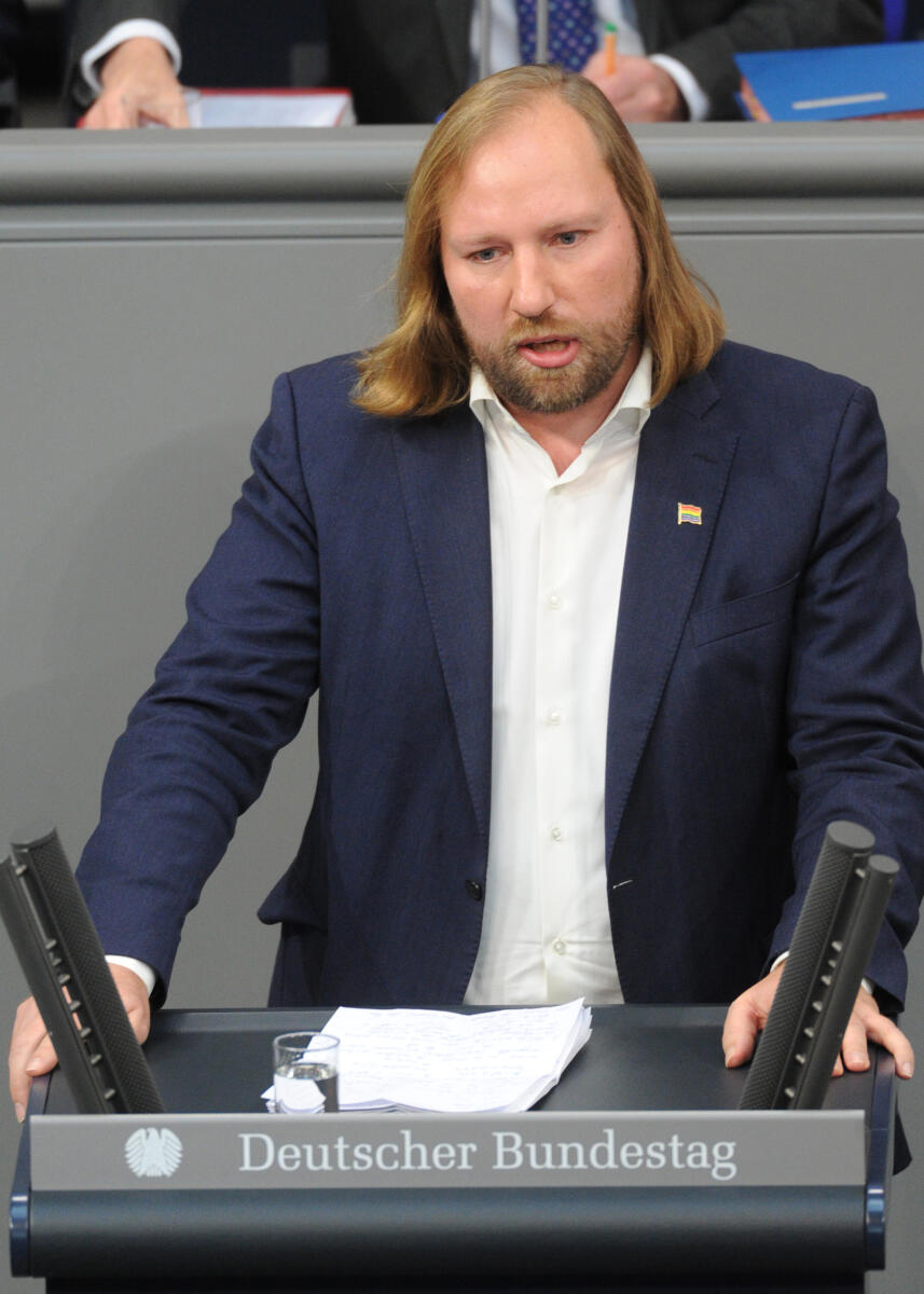 Dr. Anton Hofreiter, Bündnis 90/Die Grünen, Bundestagsabgeordneter, Abgeordneter, Mitglied Deutscher Bundestag, MdB, Rede, 202. Sitzung, Epl 04, Thema: Haushaltsgesetz 2017 - Bundeskanzlerin und Bundeskanzleramt, Redner 3.; Rednerpult. Hofreiter, Anton Dr. Anton Hofreiter, Bündnis 90/Die Grünen, Bundestagsabgeordneter, Abgeordneter, Mitglied Deutscher Bundestag, MdB, Rede, 202. Sitzung, Epl 04, Thema: Haushaltsgesetz 2017 - Bundeskanzlerin und Bundeskanzleramt, Redner 3.; Rednerpult.