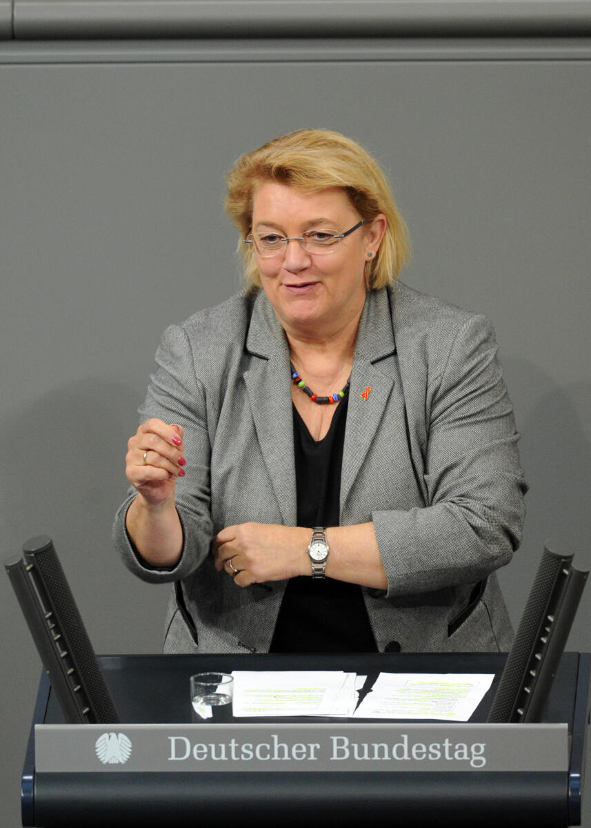 Kordula Schulz-Asche, Bündnis 90/Die Grünen, Bundestagsabgeordnete, Abgeordnete, Mitglied Deutscher Bundestag, MdB, Rede, 206. Sitzung, Top 4, Thema: Drittes Pflegestärkungsgesetz, Redner 8.; Rednerpult. Schulz-Asche, Kordula Kordula Schulz-Asche, Bündnis 90/Die Grünen, Bundestagsabgeordnete, Abgeordnete, Mitglied Deutscher Bundestag, MdB, Rede, 206. Sitzung, Top 4, Thema: Drittes Pflegestärkungsgesetz, Redner 8.; Rednerpult.