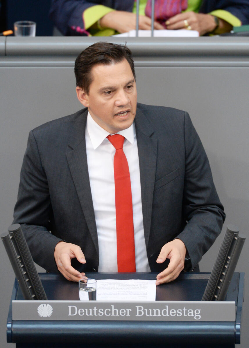 Fechner, Johannes Dr. Johannes Fechner, SPD, Bundestagsabgeordneter, Abgeordneter, Mitglied Deutscher Bundestag, MdB, Rede, 183. Sitzung, Top 5, Thema: Schutz der sexuellen Selbstbestimmung, Redner 11.; Rednerpult.