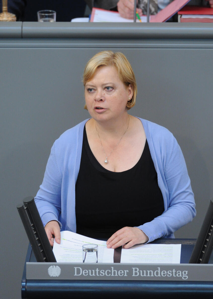 Dr. Gesine Lötzsch, DIE LINKE, Bundestagsabgeordnete, Abgeordnete, Mitglied Deutscher Bundestag, MdB, Rede, 179. Sitzung, Top 5, Thema: Forschung und Innovation 2016, Redner 2.; Rednerpult. Lötzsch, Gesine Dr. Gesine Lötzsch, DIE LINKE, Bundestagsabgeordnete, Abgeordnete, Mitglied Deutscher Bundestag, MdB, Rede, 179. Sitzung, Top 5, Thema: Forschung und Innovation 2016, Redner 2.; Rednerpult.