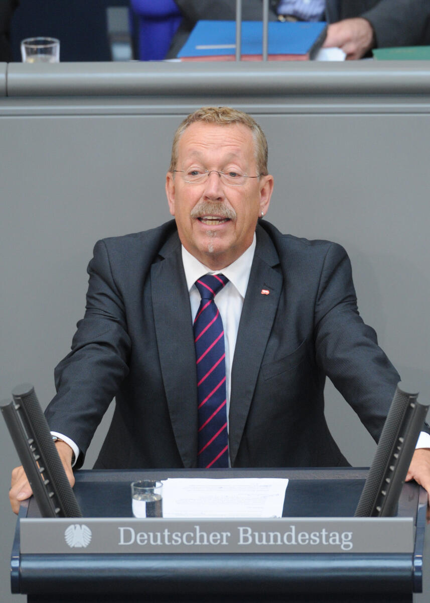 Dr.Karl-Heinz Brunner, SPD, Bundestagsabgeordneter, Abgeordneter, Mitglied Deutscher Bundestag, MdB, Rede, 176. Sitzung, Top 3, Thema: Informationsaustausch bei Terrorismusbekämpfung,; Redner 9.; Rednerpult. Brunner, Karl-Heinz Dr.Karl-Heinz Brunner, SPD, Bundestagsabgeordneter, Abgeordneter, Mitglied Deutscher Bundestag, MdB, Rede, 176. Sitzung, Top 3, Thema: Informationsaustausch bei Terrorismusbekämpfung,; Redner 9.; Rednerpult.