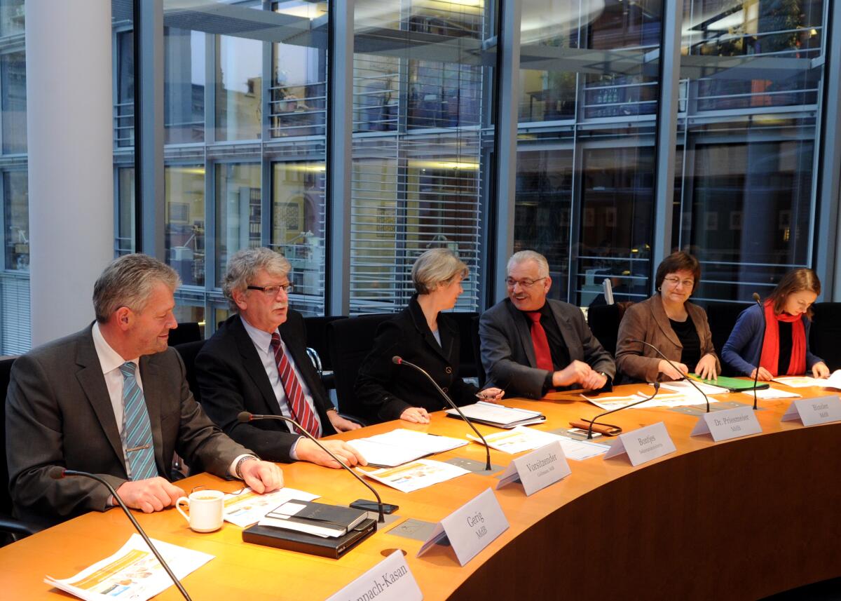 Der Ausschuss des Deutschen Bundestages hat unter der Leitung seines Vorsitzenden Hans-Michael Goldmann, (2.v.li), FDP, mit Beteiligung von Mitgliedern des Getreidemittelverbandes e. V. ein Berichterstattergespräch.; Übersicht. Goldmann, Hans-Michael Der Ausschuss des Deutschen Bundestages hat unter der Leitung seines Vorsitzenden Hans-Michael Goldmann, (2.v.li), FDP, mit Beteiligung von Mitgliedern des Getreidemittelverbandes e. V. ein Berichterstattergespräch.; Übersicht.