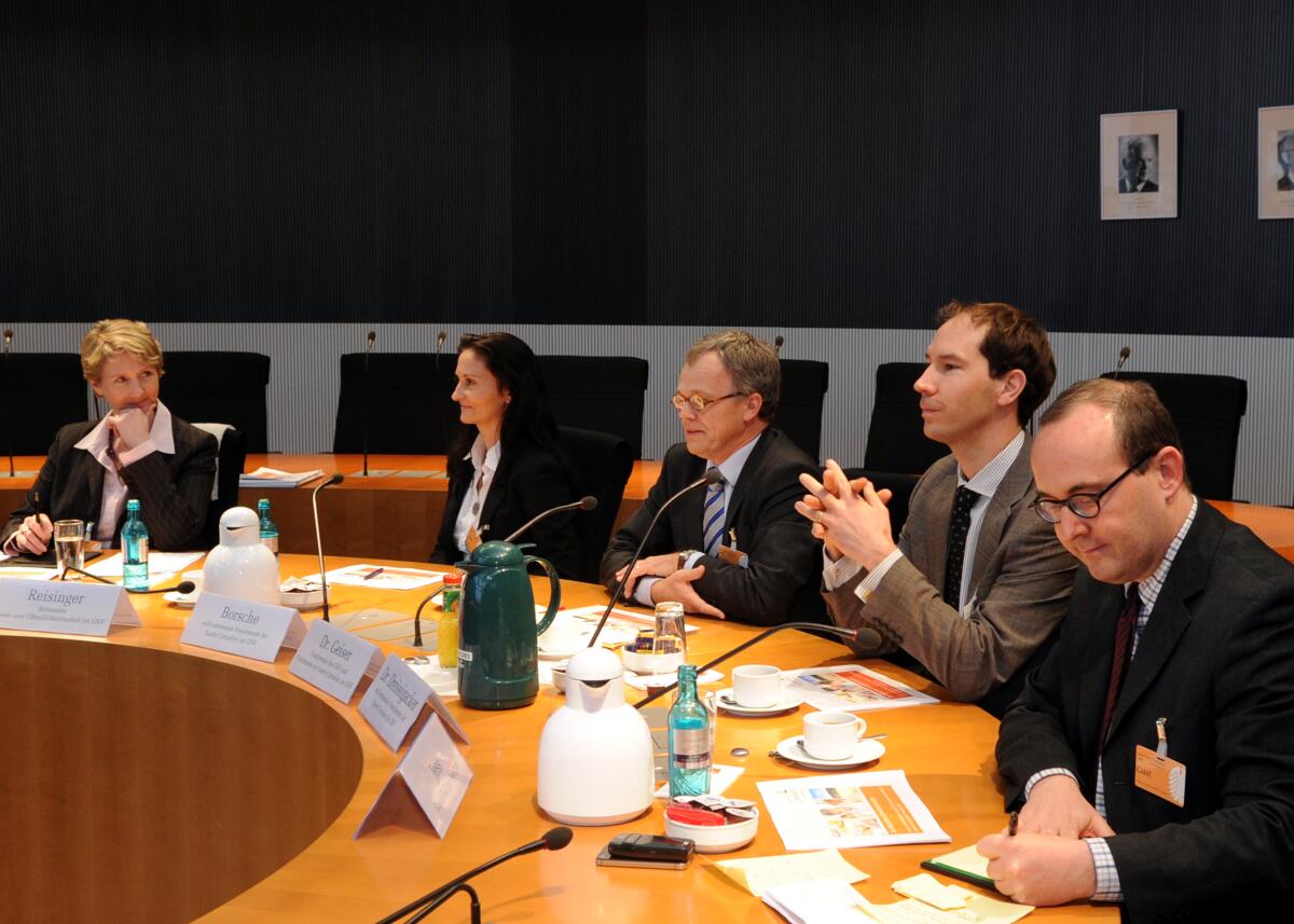 Der Ausschuss des Deutschen Bundestages hat unter der Leitung seines Vorsitzenden Hans-Michael Goldmann, FDP, mit Beteiligung von Mitgliedern (hier im Bild) des Getreidemittelverbandes e. V. ein Berichterstattergespräch.; Übersicht. Der Ausschuss des Deutschen Bundestages hat unter der Leitung seines Vorsitzenden Hans-Michael Goldmann, FDP, mit Beteiligung von Mitgliedern (hier im Bild) des Getreidemittelverbandes e. V. ein Berichterstattergespräch.; Übersicht.