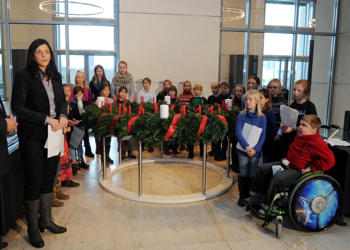Weihnachtsbäume und Adventskranz im Bundestag. Übergabe eines Wichern-Adventskranzes durch das Diakonische Werk der EKD e. V. an Bundestagsvizepräsidentin Katrin Göring-Eckardt, (li), Bündnis 90/Die Grünen, die den Kranz stellvertretend für den Bundestag entgegen nimmt. Den musikalischen Rahmen bildet der Kinderchor (hier im Bild) der Stiftskantorei des Evangelischen Johannesstiftes. Göring-Eckardt, Katrin Weihnachtsbäume und Adventskranz im Bundestag. Übergabe eines Wichern-Adventskranzes durch das Diakonische Werk der EKD e. V. an Bundestagsvizepräsidentin Katrin Göring-Eckardt, (li), Bündnis 90/Die Grünen, die den Kranz stellvertretend für den Bundestag entgegen nimmt. Den musikalischen Rahmen bildet der Kinderchor (hier im Bild) der Stiftskantorei des Evangelischen Johannesstiftes.