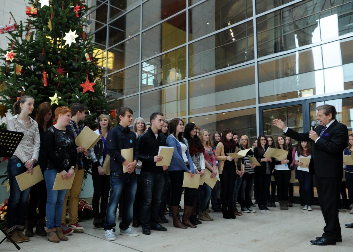 Oswald, Eduard Weihnachtsbäume im Bundestag. Übergabe eines Weihnachtsbaumes (Tanne) aus dem Naturpark Hohes Venn in der Eifel an Bundestagsvizepräsident Eduard Oswald, (re), CDU/CSU, der den Wehnachtsbaum stellvertretend für den Deutschen Bundestag entgegen nimmt.