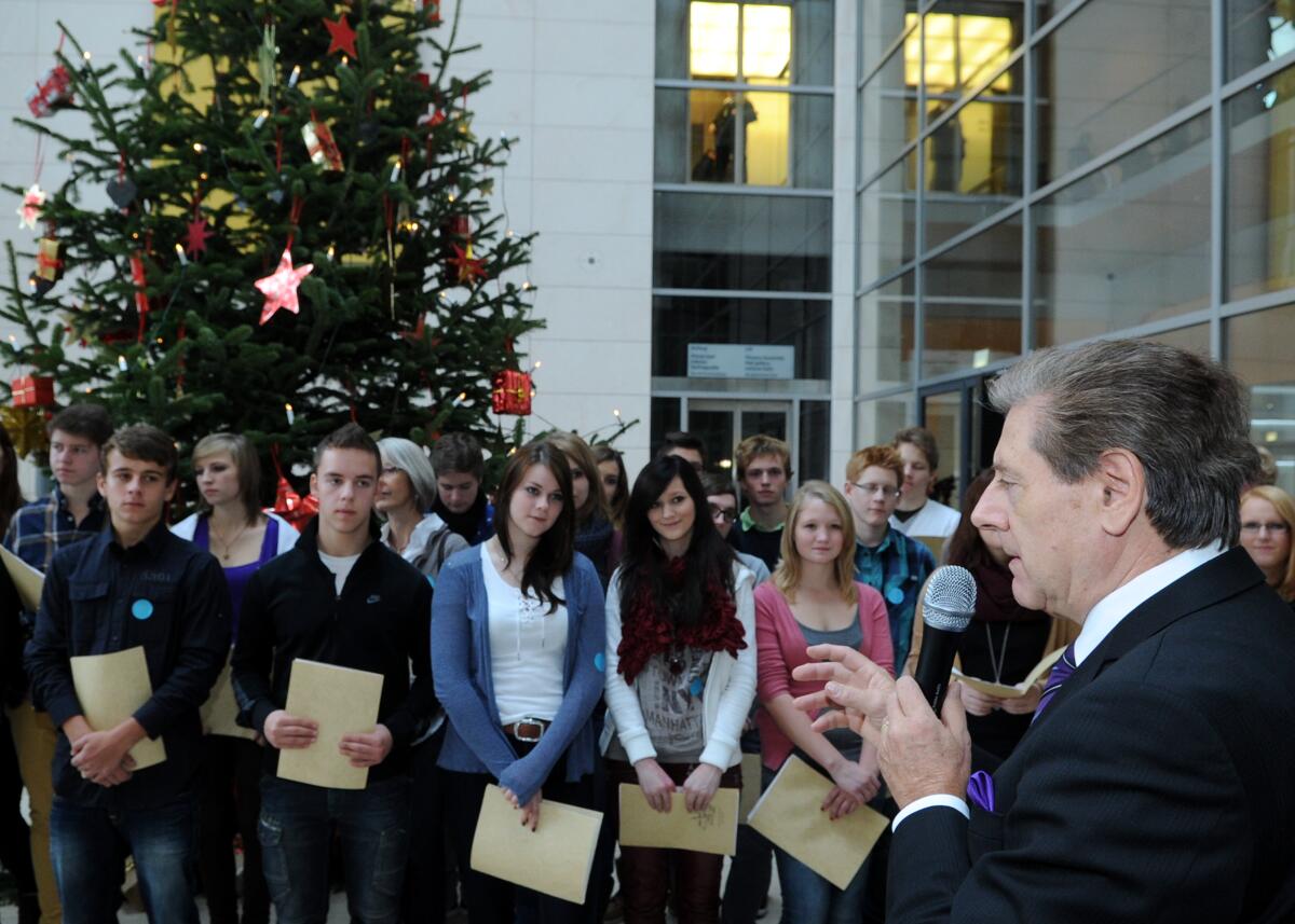 Oswald, Eduard Weihnachtsbäume im Bundestag. Übergabe eines Weihnachtsbaumes (Tanne) aus dem Naturpark Hohes Venn in der Eifel an Bundestagsvizepräsident Eduard Oswald, (re), CDU/CSU, der den Wehnachtsbaum stellvertretend für den Deutschen Bundestag entgegen nimmt.