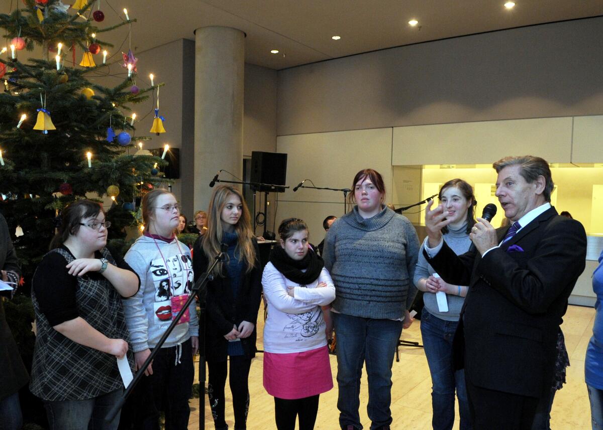 Oswald, Eduard Weihnachtsbäume im Bundestag. Übergabe des Weihnachtsbaumes (Nordmanntanne) der Bundesvereinigung Lebenshilfe für Menschen mit geistiger Behinderung e. V. an Bundestagsvizepräsident Eduard Oswald, (re), CDU/CSU, der den Weihnachtsbaum stellvertretend  für den Deutschen Bundestages entgegen nimmt.
