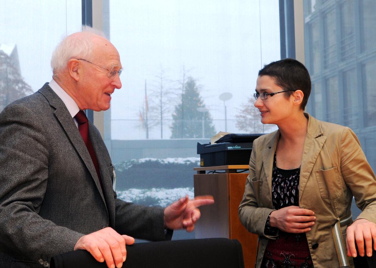 Die Enquete-Kommission des Deutschen Bundestages für Wachstum, Wohlstand und Lebensqualität, hat unter der Leitung der Vorsitzenden Daniela Kolbe, SPD, und mit Beteiligung von Gästen, hier Prof. em. Friedhelm Hengsbach von der Theologischen Hoschule Sankt Georgen, eine Ausschusssitzung. Kolbe, Daniela; Hengsbach, Friedhelm Die Enquete-Kommission des Deutschen Bundestages für Wachstum, Wohlstand und Lebensqualität, hat unter der Leitung der Vorsitzenden Daniela Kolbe, SPD, und mit Beteiligung von Gästen, hier Prof. em. Friedhelm Hengsbach von der Theologischen Hoschule Sankt Georgen, eine Ausschusssitzung.