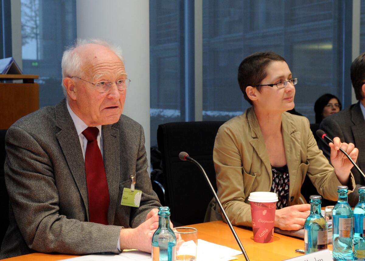 Die Enquete-Kommission des Deutschen Bundestages für Wachstum, Wohlstand und Lebensqualität, hat unter der Leitung der Vorsitzenden Daniela Kolbe, SPD, und mit Beteiligung von Gästen, hier Prof. em. Friedhelm Hengsbach von der Theologischen Hoschule Sankt Georgen, eine Ausschusssitzung. Kolbe, Daniela; Hengsbach, Friedhelm Die Enquete-Kommission des Deutschen Bundestages für Wachstum, Wohlstand und Lebensqualität, hat unter der Leitung der Vorsitzenden Daniela Kolbe, SPD, und mit Beteiligung von Gästen, hier Prof. em. Friedhelm Hengsbach von der Theologischen Hoschule Sankt Georgen, eine Ausschusssitzung.