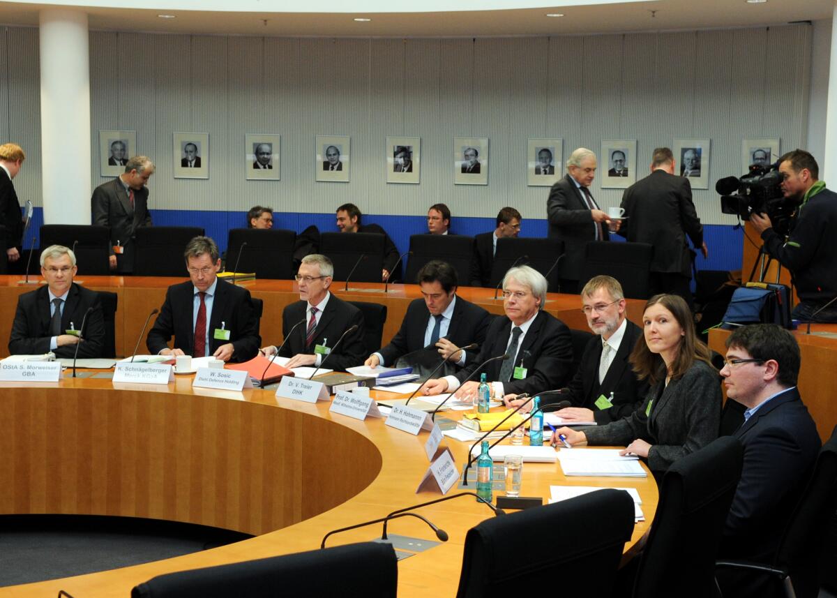 Der Ausschuss des Deutschen Bundestages für Wirtschaft und Technologie hat unter der Leitung von Martin Dörmann, SPD, mit Beteiligung von Sachverständigen (hier im Bild) seine 87. Sitzung, eine Öffentliche Anhörung, zum Thema "Entwurf eines Gesetzes zur Modernisierung des Außenwirtschaftsrechts". Der Ausschuss des Deutschen Bundestages für Wirtschaft und Technologie hat unter der Leitung von Martin Dörmann, SPD, mit Beteiligung von Sachverständigen (hier im Bild) seine 87. Sitzung, eine Öffentliche Anhörung, zum Thema "Entwurf eines Gesetzes zur Modernisierung des Außenwirtschaftsrechts".