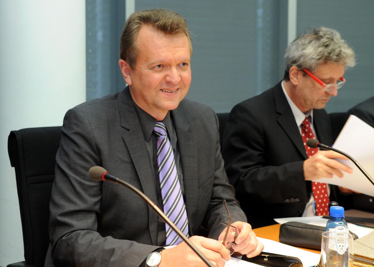 Der Ausschuss des Deutschen Bundestages für Wirtschaft und Technologie hat unter der Leitung von Martin Dörmann, (hier im Bild), SPD, mit Beteiligung von Sachverständigen seine 87. Sitzung, eine Öffentliche Anhörung, zum Thema "Entwurf eines Gesetzes zur Modernisierung des Außenwirtschaftsrechts". Dörmann, Martin Der Ausschuss des Deutschen Bundestages für Wirtschaft und Technologie hat unter der Leitung von Martin Dörmann, (hier im Bild), SPD, mit Beteiligung von Sachverständigen seine 87. Sitzung, eine Öffentliche Anhörung, zum Thema "Entwurf eines Gesetzes zur Modernisierung des Außenwirtschaftsrechts".
