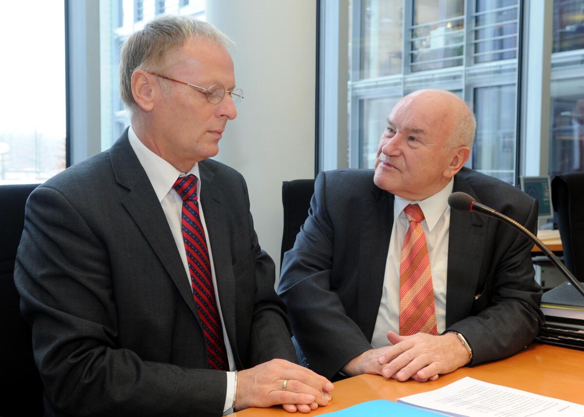 Jochen Homann, Präsident der Bundesnetzagentur, (li), ist zu Gast im Ausschuss des Deutschen Bundestages für Wirtschaft und Technologie. Die Sitzung wird vom Vorsitzenden, Ernst Hinsken, (re), CDU/CSU, geleitet. Hinsken, Ernst; Homann, Jochen Jochen Homann, Präsident der Bundesnetzagentur, (li), ist zu Gast im Ausschuss des Deutschen Bundestages für Wirtschaft und Technologie. Die Sitzung wird vom Vorsitzenden, Ernst Hinsken, (re), CDU/CSU, geleitet.