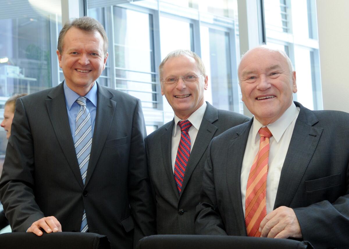 Jochen Homann, Präsident der Bundesnetzagentur, (mitte), ist zu Gast im Ausschuss des Deutschen Bundestages für Wirtschaft und Technologie. Die Sitzung wird vom Vorsitzenden, Ernst Hinsken, (re), CDU/CSU, geleitet. Hier links mit im Bild: Martin Dörmann, SPD, MdB. Hinsken, Ernst; Homann, Jochen; Dörmann, Martin Jochen Homann, Präsident der Bundesnetzagentur, (mitte), ist zu Gast im Ausschuss des Deutschen Bundestages für Wirtschaft und Technologie. Die Sitzung wird vom Vorsitzenden, Ernst Hinsken, (re), CDU/CSU, geleitet. Hier links mit im Bild: Martin Dörmann, SPD, MdB.