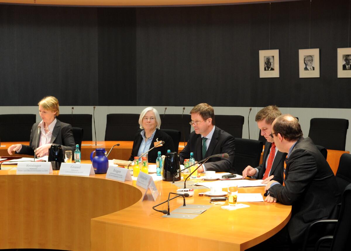 Der Ausschuss des Deutschen Bundestages für Ernährung, Landwirtschft und Verbraucherschutz hat unter der Leitung seines Vorsitzenden Hans-Michael Goldmann, FDP, und mit Beteiligung von Vertretern (hier im Bild) der Sparte Hafermühlen im Getreidenährmittelverband e. V. ein Berichterstatter-Gespräch.; Übersicht. Der Ausschuss des Deutschen Bundestages für Ernährung, Landwirtschft und Verbraucherschutz hat unter der Leitung seines Vorsitzenden Hans-Michael Goldmann, FDP, und mit Beteiligung von Vertretern (hier im Bild) der Sparte Hafermühlen im Getreidenährmittelverband e. V. ein Berichterstatter-Gespräch.; Übersicht.