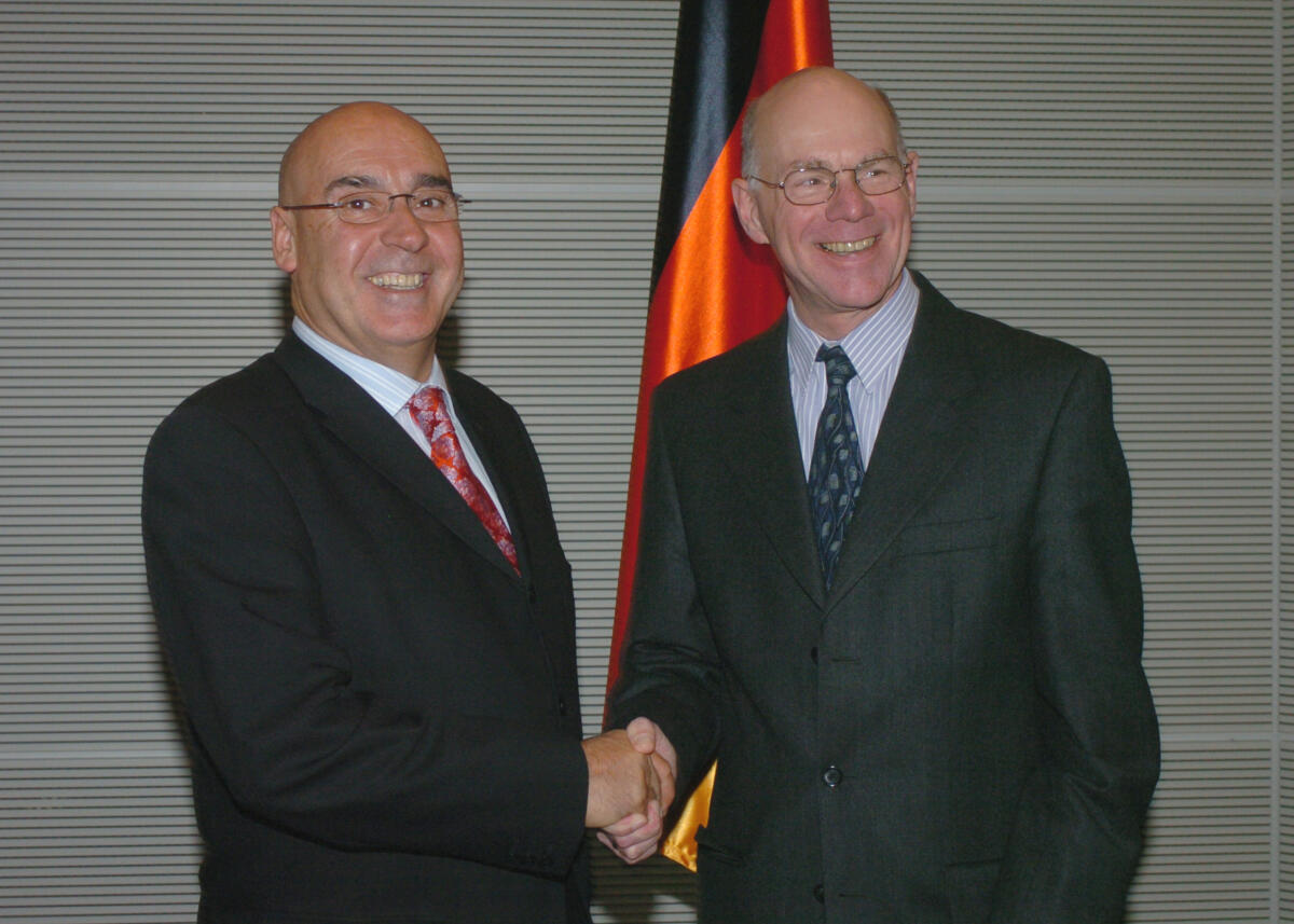 Lammert, Norbert; Garcìa, Francisco Javier Rojo Bundestagspräsident Dr. Norbert Lammert, CDU/CSU, empfängt den Senatspräsidenten des Königreiches Spanien, Francisco Javier Rojo Garcìa.; Fahne.