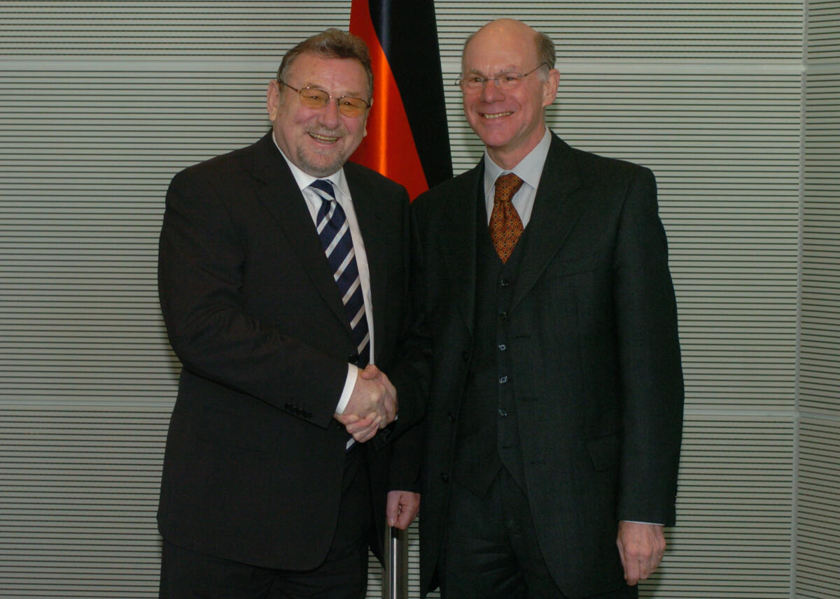 Seks, Vladimir; Lammert, Norbert Bundestagspräsident Dr. Norbert Lammert, CDU/CSU, empfängt den Präsidenten des Kroatischen Sabor, Vladimir Seks.; Empfang, Begrüßung, Fahne
