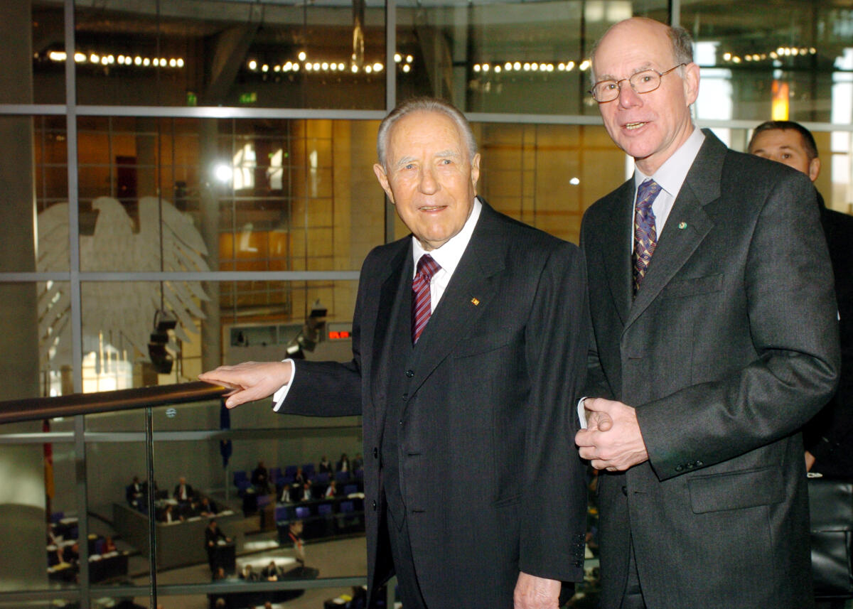 Lammert, Norbert; Ciampi, Carlo Azeglio Bundestagspräsident Dr. Norbert Lammert, CDU/CSU, empfängt den italienischen Staatspräsidenten Carlo Azeglio Ciampi. Hier vor seinem Büro mit dem Plenarsaal und dem Bundesadler im Hintergrund.