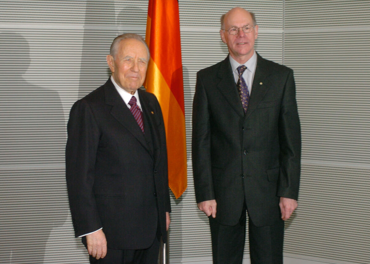 Lammert, Norbert; Ciampi, Carlo Azeglio Bundestagspräsident Dr. Norbert Lammert, CDU/CSU, empfängt den italienischen Staatspräsidenten Carlo Azeglio Ciampi. 

Fahne.